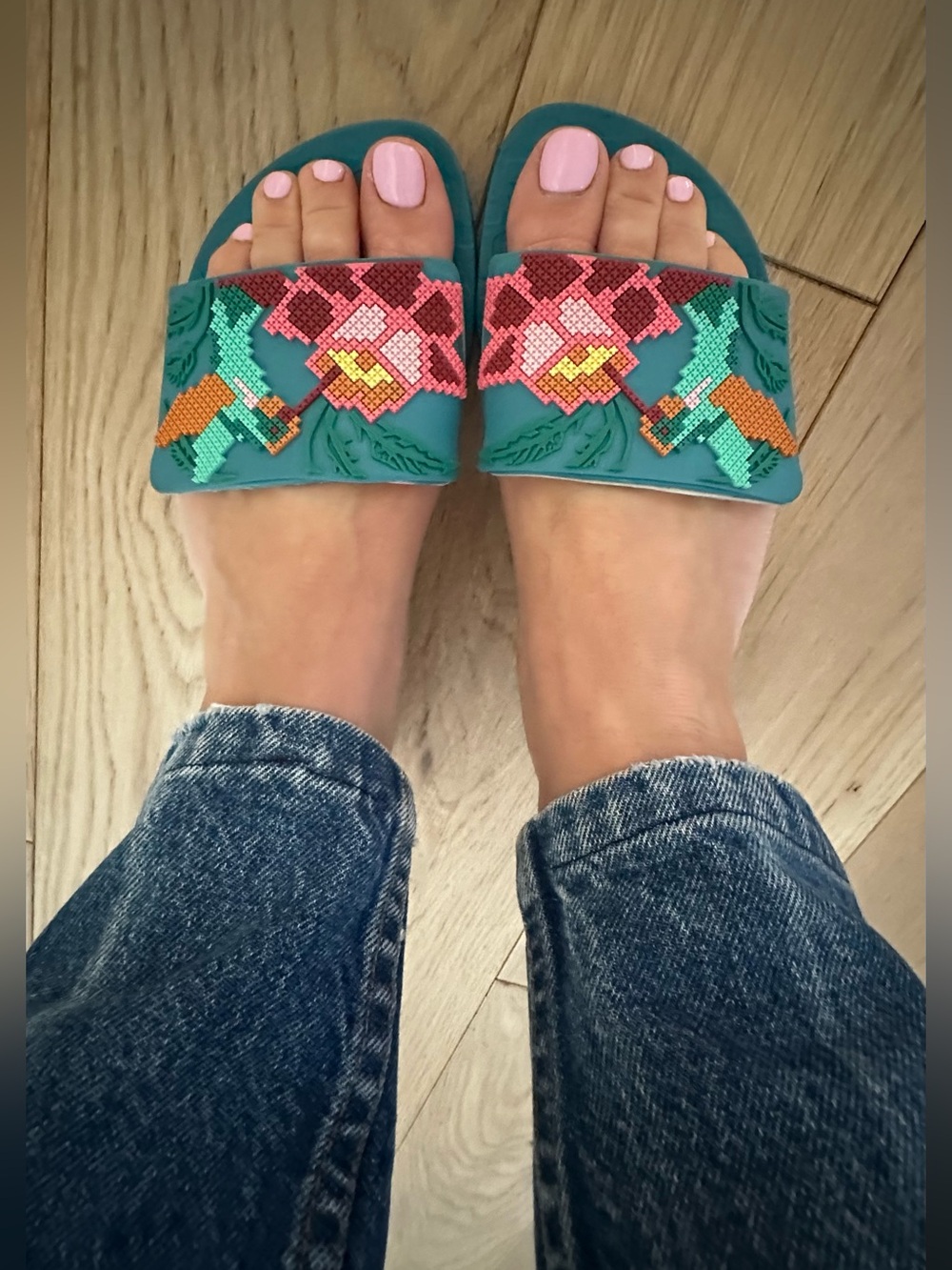 Cute thongs sandals slides size 6